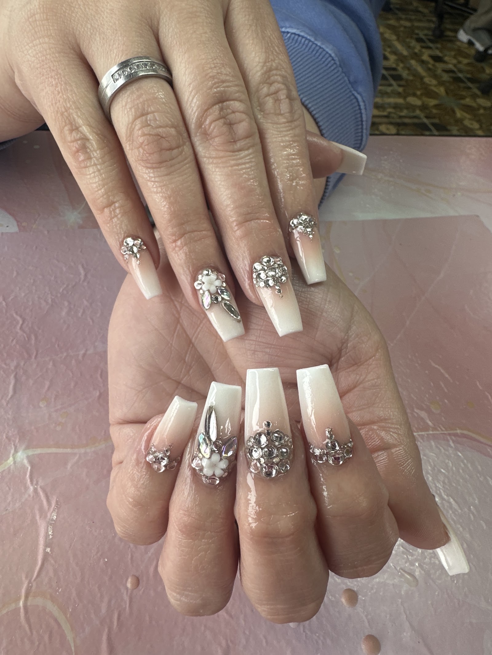 La Nail Salon logo